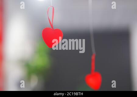 coeurs rouges sur cordes à l'intérieur. Banque D'Images
