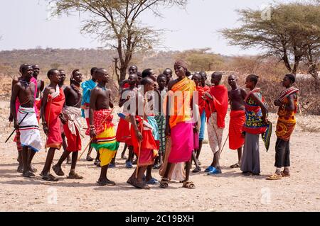 Des hommes de Maasai portant une tenue traditionnelle, membres de la tribu Samburu, dans une danse traditionnelle, dans la réserve nationale de Samburu. Kenya. Afrique. Banque D'Images