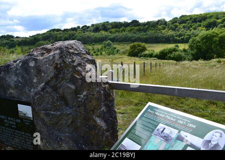 Pierre commémorative et plaque à Percy Pilcher qui a testé ses planeurs Hawk ici à Austin Lodge, près d'Eynsford, dans le Kent, dans les années 1890. Pilcher est mort 1899. Banque D'Images