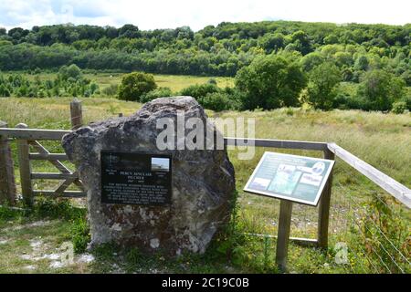 Pierre commémorative et plaque à Percy Pilcher qui a testé ses planeurs Hawk ici à Austin Lodge, près d'Eynsford, dans le Kent, dans les années 1890. Pilcher est mort 1899. Banque D'Images