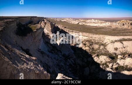 Vue panoramique sur la mer d'Aral depuis le plateau d'Ustyurt au coucher du soleil , Karakalpakstan, Ouzbékistan Banque D'Images