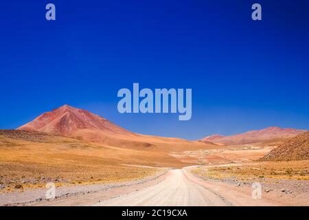 Désert de sable et de gravier route à travers l'Altiplano Banque D'Images