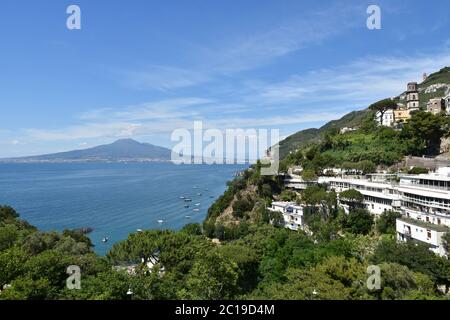 Vue panoramique sur le golfe de Naples depuis la ville de Vico Equense Banque D'Images