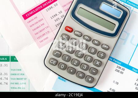 Calcul du salaire ou de l'impôt des services financiers Banque D'Images