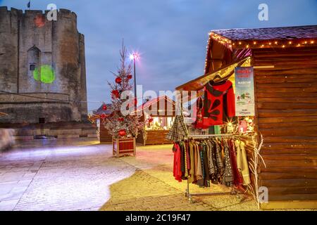 Niort, France - 05 décembre 2017 : chalets artisanaux illuminés de Noël et projection de lumière sur la face du Banque D'Images