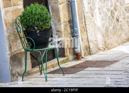 Bague ronde dans pot noir sur chaise Banque D'Images