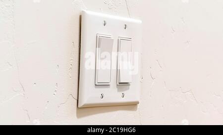 Commutateur de feu à bascule électrique monté au mur Panorama avec plusieurs leviers larges plats Banque D'Images