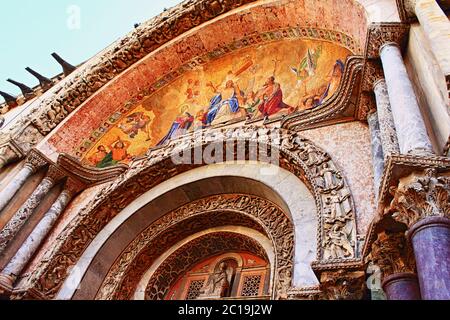 Portail principal de la basilique Saint-Marc somptueusement décoré avec une mosaïque colorée représentant l'Ascension de Jésus-Christ, Venise Italie, 7 juin 2016 Banque D'Images