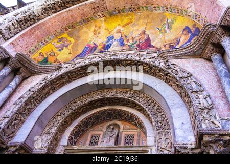 Portail principal de la basilique Saint-Marc somptueusement décoré avec une mosaïque colorée représentant l'Ascension de Jésus-Christ, Venise Italie, 7 juin 2016 Banque D'Images