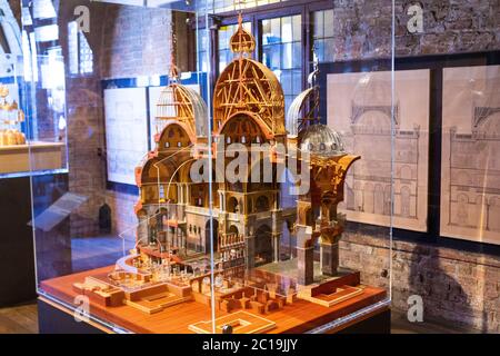 Modèle de la basilique Saint-Marc bâtiment-chef-d'œuvre architectural, placé dans le musée de la basilique Saint-Marc, Venise, Italie juin 2016 Banque D'Images