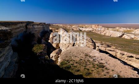 Vue panoramique sur la mer d'Aral depuis le plateau d'Ustyurt au coucher du soleil , Karakalpakstan, Ouzbékistan Banque D'Images