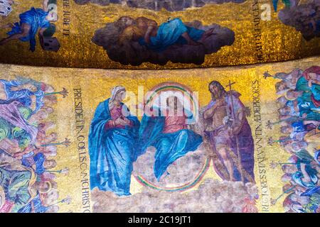 Jésus Christ mosaïque colorée au niveau supérieur de la basilique Saint-Marc. Les niveaux supérieurs de l'intérieur sont entièrement couverts de mosaïques brillantes Banque D'Images