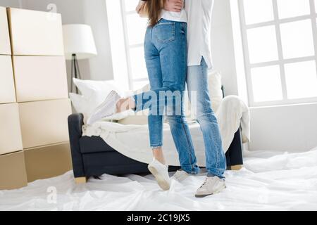 un couple heureux embrasse dans son nouvel appartement Banque D'Images