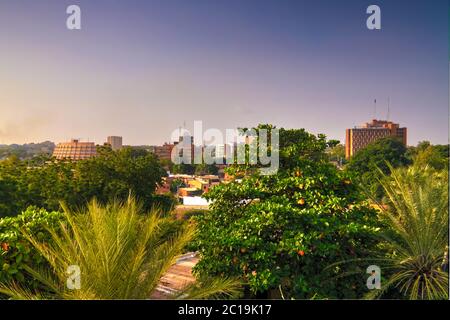 Vue aérienne sur le fleuve Niger à Niamey au coucher du soleil sur le Niger Banque D'Images