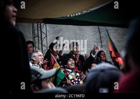 BOLIVIE - 2012 JANVIER : le président Evo Morales célèbre la deuxième année de la création de l'État plurinational de Bolivie avec ses alliés du parti Banque D'Images