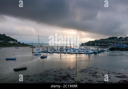 Crosshaven, Cork, Irlande. 15 juin 2020. Tôt le matin, la lumière tente de briser les nuages au-dessus de l'embarcation de loisirs à la marina dans le village pittoresque de Crosshaven, Co. Cork, Irlande. Un départ sec et surtout ensoleillé aujourd'hui avec brouillard et brouillard dans le nord-ouest bientôt lever. Les averses se développeront à l'heure du déjeuner et seront lourdes et orageux à certains moments, ce qui donnera une chance d'inondation localisée. Les averses seront plus fréquentes au-dessus des midlands et du nord, et plus tard dans l'ouest. Températures les plus élevées entre 20 et 23 degrés, un peu plus frais le long des côtes. - crédit; David Creedon / Alamy Live News Banque D'Images