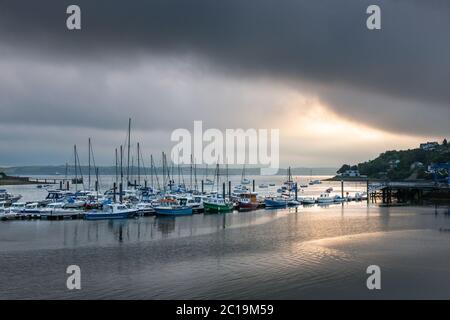 Crosshaven, Cork, Irlande. 15 juin 2020. Tôt le matin, la lumière tente de briser les nuages au-dessus de l'embarcation de loisirs à la marina dans le village pittoresque de Crosshaven, Co. Cork, Irlande. Un départ sec et surtout ensoleillé aujourd'hui avec brouillard et brouillard dans le nord-ouest bientôt lever. Les averses se développeront à l'heure du déjeuner et seront lourdes et orageux à certains moments, ce qui donnera une chance d'inondation localisée. Les averses seront plus fréquentes au-dessus des midlands et du nord, et plus tard dans l'ouest. Températures les plus élevées entre 20 et 23 degrés, un peu plus frais le long des côtes. - crédit; David Creedon / Alamy Live News Banque D'Images