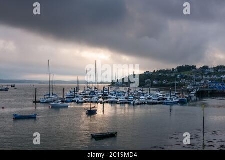 Crosshaven, Cork, Irlande. 15 juin 2020. Tôt le matin, la lumière tente de briser les nuages au-dessus de l'embarcation de loisirs à la marina dans le village pittoresque de Crosshaven, Co. Cork, Irlande. Un départ sec et surtout ensoleillé aujourd'hui avec brouillard et brouillard dans le nord-ouest bientôt lever. Les averses se développeront à l'heure du déjeuner et seront lourdes et orageux à certains moments, ce qui donnera une chance d'inondation localisée. Les averses seront plus fréquentes au-dessus des midlands et du nord, et plus tard dans l'ouest. Températures les plus élevées entre 20 et 23 degrés, un peu plus frais le long des côtes. - crédit; David Creedon / Alamy Live News Banque D'Images