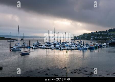 Crosshaven, Cork, Irlande. 15 juin 2020. Tôt le matin, la lumière tente de briser les nuages au-dessus de l'embarcation de loisirs à la marina dans le village pittoresque de Crosshaven, Co. Cork, Irlande. Un départ sec et surtout ensoleillé aujourd'hui avec brouillard et brouillard dans le nord-ouest bientôt lever. Les averses se développeront à l'heure du déjeuner et seront lourdes et orageux à certains moments, ce qui donnera une chance d'inondation localisée. Les averses seront plus fréquentes au-dessus des midlands et du nord, et plus tard dans l'ouest. Températures les plus élevées entre 20 et 23 degrés, un peu plus frais le long des côtes. - crédit; David Creedon / Alamy Live News Banque D'Images