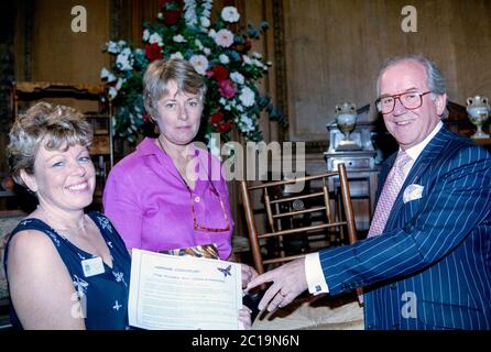 John Bly, expert en antiquités et présentateur de télévision, fait une présentation aux représentants de l'équipe de prévention du crime de Hampshire Constabulary lors du tournage du roadshow de BBC antiques au Winchester College, Winchester, Hampshire, Angleterre, Royaume-Uni - 1999. Banque D'Images