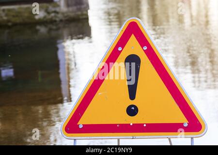 signe d'avertissement de danger devant une route inondée Banque D'Images