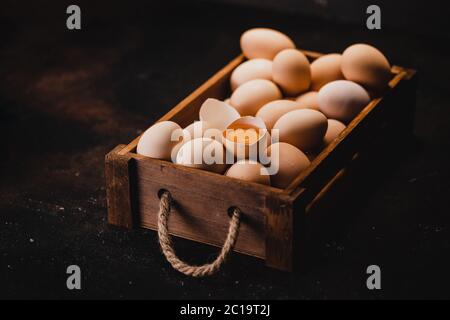 Œufs de poulet frais dans un plateau en carton ou des boîtes en bois Banque D'Images