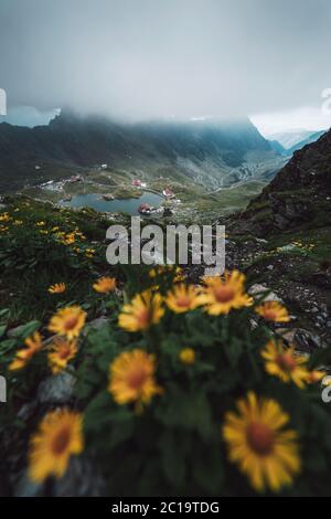 Vue épique sur le lac de glacier de Balea, vue panoramique, montagnes brumeuses, dans Transfagarasan, Roumanie Banque D'Images