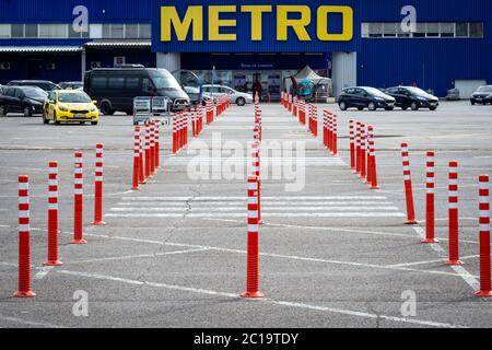 Zone de marche Zebra et poteaux de protection orange au parking menant à l'entrée du magasin Metro Cash and Carry à Sofia Banque D'Images