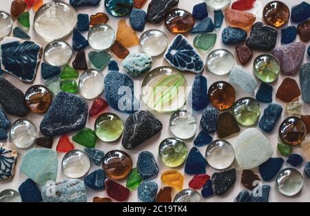 Galets en verre de mer coloré et verre décoratif, avec des pièces rares de rouge, jaune et lavande Banque D'Images