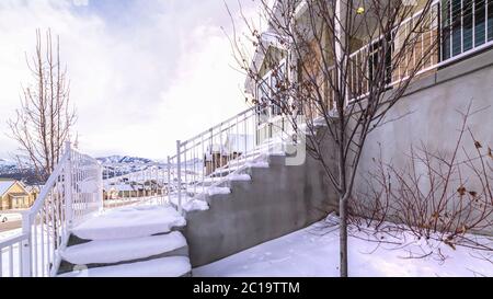 Panorama entrée extérieure en béton recouvert de neige marches lumière du jour Banque D'Images