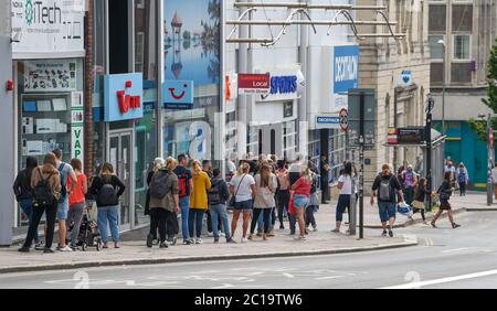 Brighton UK 15 juin 2020 - Shoppers en vigueur à Brighton ce matin, la file d'attente pour Sports Direct comme magasins non essentiels rouvre en Angleterre aujourd'hui après que les restrictions de verrouillage sont assouplies encore pendant la crise pandémique du coronavirus COVID-19 : Credit Simon Dack / Alay Live News Banque D'Images