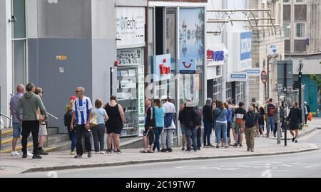 Brighton UK 15 juin 2020 - Shoppers en vigueur à Brighton ce matin, la file d'attente pour Sports Direct comme magasins non essentiels rouvre en Angleterre aujourd'hui après que les restrictions de verrouillage sont assouplies encore pendant la crise pandémique du coronavirus COVID-19 : Credit Simon Dack / Alay Live News Banque D'Images