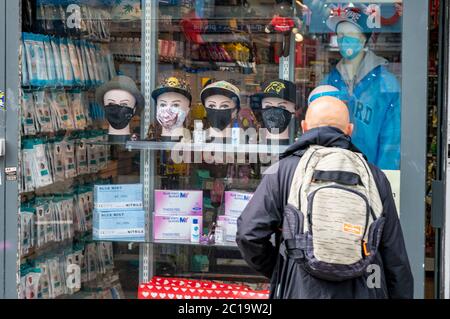 Brighton Royaume-Uni 15 juin 2020 - le temps pour quelques achats de fenêtre à Brighton aujourd'hui comme magasins non essentiels rouvrent en Angleterre aujourd'hui après que les restrictions de verrouillage sont assouplies plus loin pendant la crise pandémique du coronavirus COVID-19 : crédit Simon Dack / Alay Live News Banque D'Images