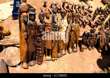 Figurine traditionnelle au marché local de l'artisanat Kei Afer Omo Valley, Ethiopie Banque D'Images