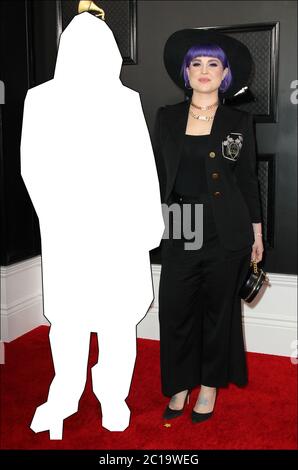 QUIZ PHOTO: Pouvez-vous deviner l'identité de la célèbre star du rock qui a été enlevée de cette image, debout à côté de sa fille sur le tapis rouge de cette année GRAMMY Awards tenue à Los Angeles, Californie RÉPONSE: Ozzy Osbourne mettant en vedette: Ozzy Osbourne, Kelly Osbourne où: Los Angeles, Californie, États-Unis quand: 26 janv. 2020 crédit: Adriana M. Barraza/WENN Banque D'Images