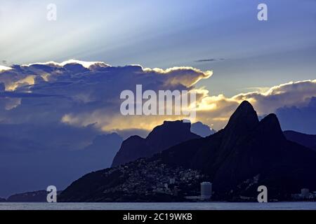 Coucher de soleil nuageux sur la plage d'Ipanema Banque D'Images