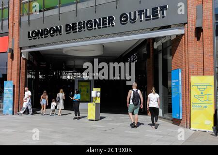 Wembley Park, Londres, Royaume-Uni. 15 juin 2020.London Designer Outlet (LDO) se prépare à la sécurité des acheteurs. Les restrictions de verrouillage de coronavirus Covid-19 permettent aux magasins non essentiels de rouvrir aujourd'hui. Chris Aubrey/Alay Live News Banque D'Images