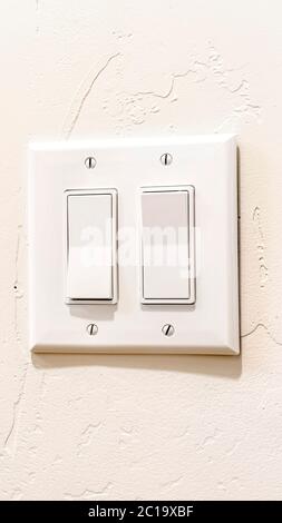 Récolte verticale commutateur de feu à bascule multiple intérieur avec leviers plats larges et plaque de couvercle Banque D'Images