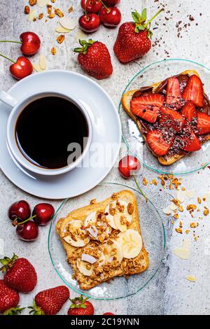 Toasts de petit déjeuner avec café sur la table. Banque D'Images