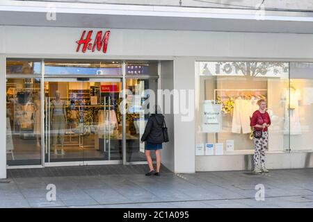 Exeter, Devon, Royaume-Uni. 15 juin 2020. Les magasins vendant des articles non essentiels sont autorisés à rouvrir aujourd'hui, car le blocage du coronavirus est facilité plus loin. Les clients font la queue devant le magasin H&M dans la rue High Street à Exeter à Devon avant sa réouverture. Crédit photo : Graham Hunt/Alay Live News Banque D'Images