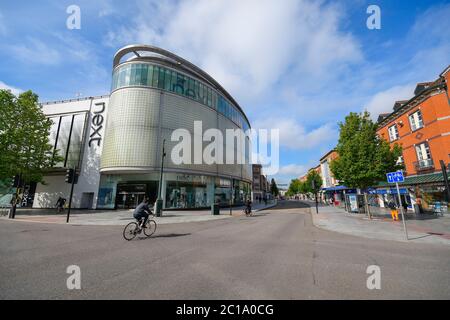 Exeter, Devon, Royaume-Uni. 15 juin 2020. Les magasins vendant des articles non essentiels sont autorisés à rouvrir aujourd'hui, car le blocage du coronavirus est facilité plus loin. Le magasin Next de High Street à Exeter à Devon n'a pas rouvert ses portes aujourd'hui, mais il est informé des clients qu'il rouvrira le 20 juin. Crédit photo : Graham Hunt/Alay Live News Banque D'Images