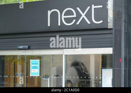 Exeter, Devon, Royaume-Uni. 15 juin 2020. Les magasins vendant des articles non essentiels sont autorisés à rouvrir aujourd'hui, car le blocage du coronavirus est facilité plus loin. Le magasin Next de High Street à Exeter à Devon n'a pas rouvert ses portes aujourd'hui, mais il est informé des clients qu'il rouvrira le 20 juin. Crédit photo : Graham Hunt/Alay Live News Banque D'Images
