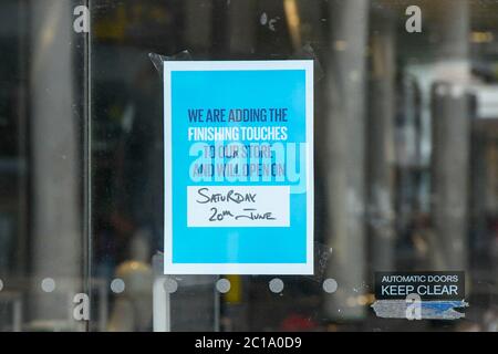Exeter, Devon, Royaume-Uni. 15 juin 2020. Les magasins vendant des articles non essentiels sont autorisés à rouvrir aujourd'hui, car le blocage du coronavirus est facilité plus loin. Le magasin Next de High Street à Exeter à Devon n'a pas rouvert ses portes aujourd'hui, mais il est informé des clients qu'il rouvrira le 20 juin. Crédit photo : Graham Hunt/Alay Live News Banque D'Images