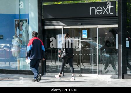 Exeter, Devon, Royaume-Uni. 15 juin 2020. Les magasins vendant des articles non essentiels sont autorisés à rouvrir aujourd'hui, car le blocage du coronavirus est facilité plus loin. Le magasin Next de High Street à Exeter à Devon n'a pas rouvert ses portes aujourd'hui, mais il est informé des clients qu'il rouvrira le 20 juin. Crédit photo : Graham Hunt/Alay Live News Banque D'Images
