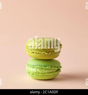 pile de macarons colorés isolés sur fond beige Banque D'Images