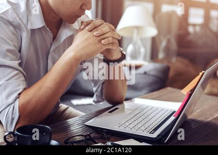 La pensée et les yeux des hommes d'affaires se concentrent sur le revers sur la table au bureau. Banque D'Images
