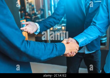 Les entreprises se secouent et terminent la réunion. Les hommes d'affaires prospères se sont fait les mains après avoir fait des affaires. Banque D'Images