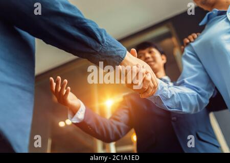 Les entreprises se secouent et terminent la réunion. Les hommes d'affaires prospères se sont fait les mains après avoir fait des affaires. Banque D'Images