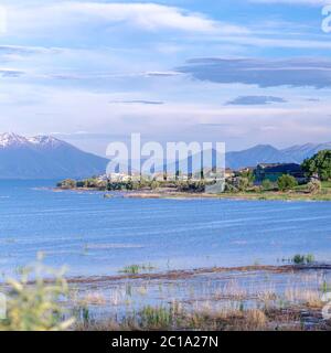 Rive carrée du lac de l'Utah avec des maisons à distance Banque D'Images