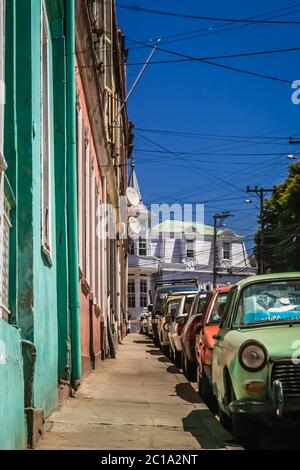 Rangée de voitures garées dans la rue vallonnée de Valparaiso Banque D'Images